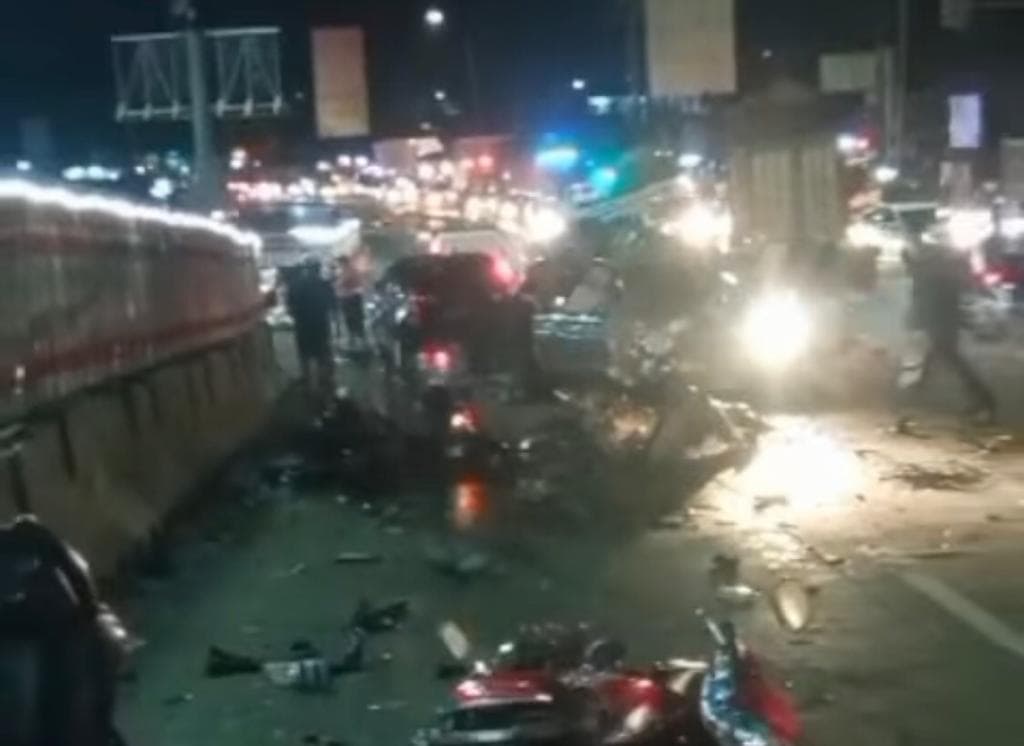 Truk Rem Blong Tabrak 4 Mobil dan 9 Motor di Exit Tol Bawen, 4 Orang Tewas