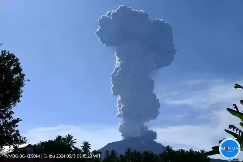 Kolom abu vulkanik  Gunung Ibu membumbung