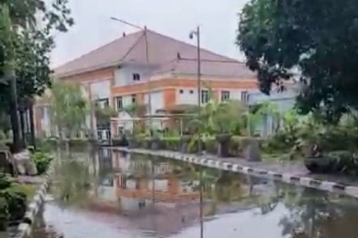 Kompleks DPR Kalibata Tergenang Banjir hingga Pohon Tumbang