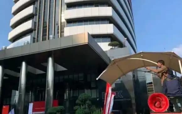 Levi Pengamat Hukum