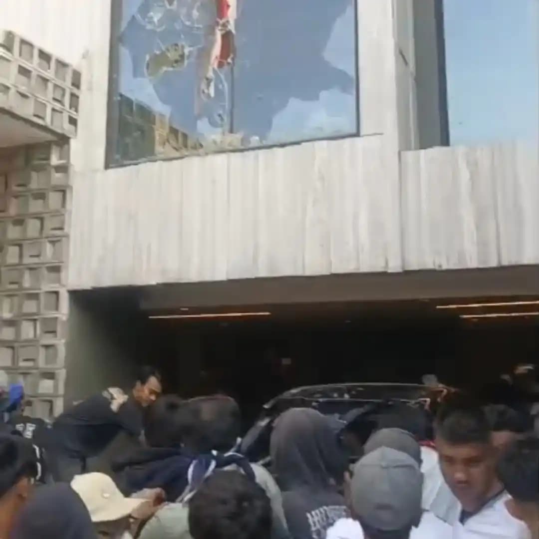 Massa Geruduk Rumah Sahroni