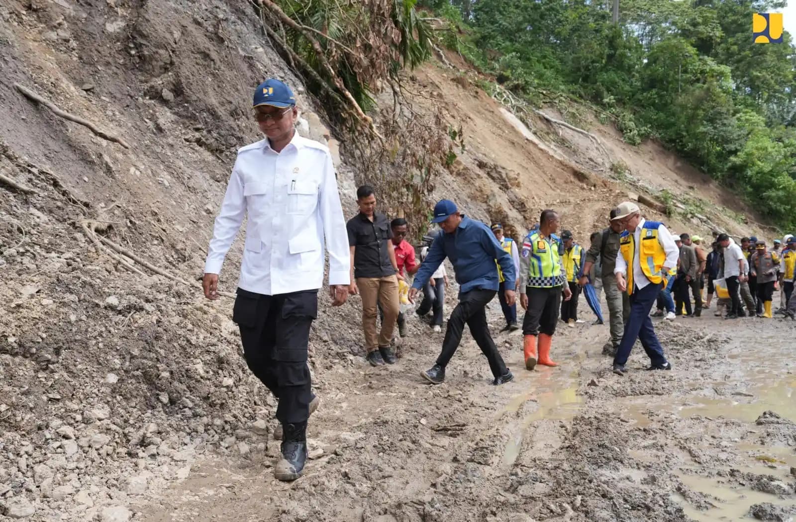 Menteri PU Tinjau longsor