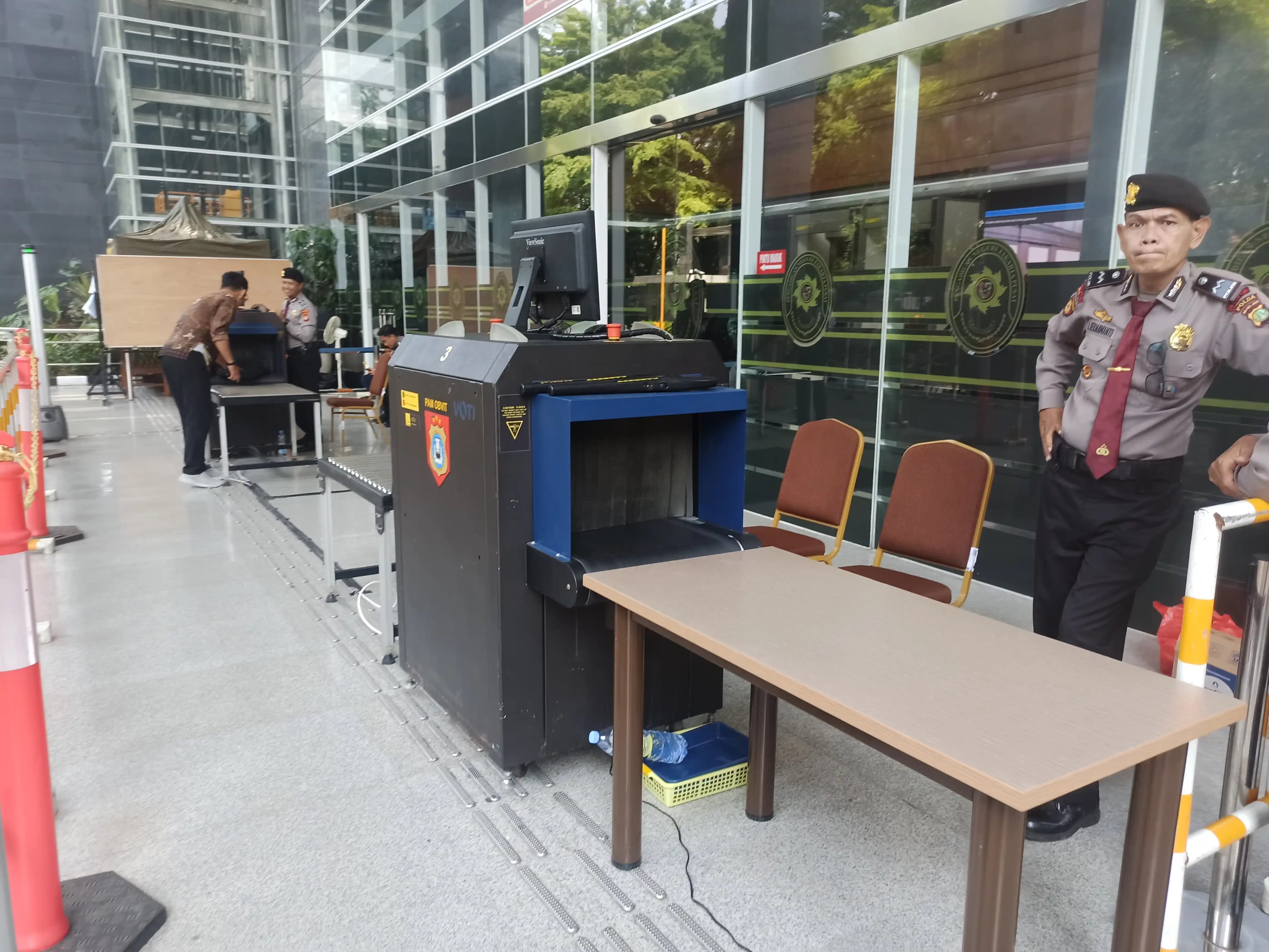 Mesin X-Ray di depan pintu masuk PN Jakpus