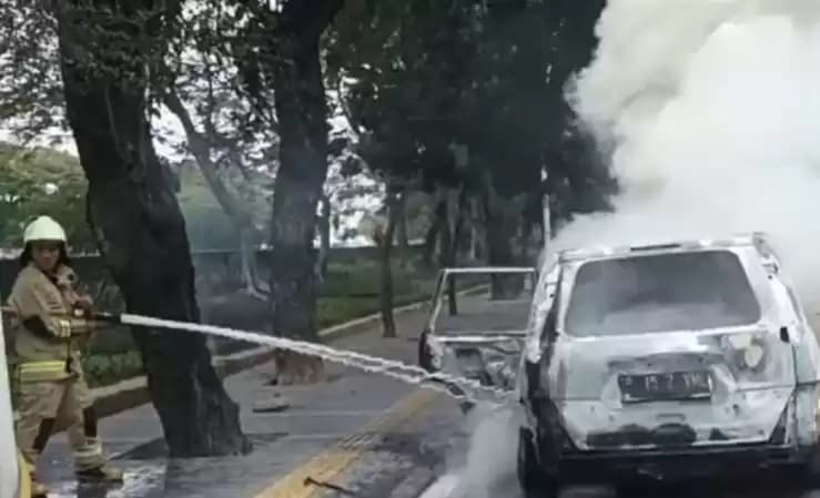 Mobil terbakar