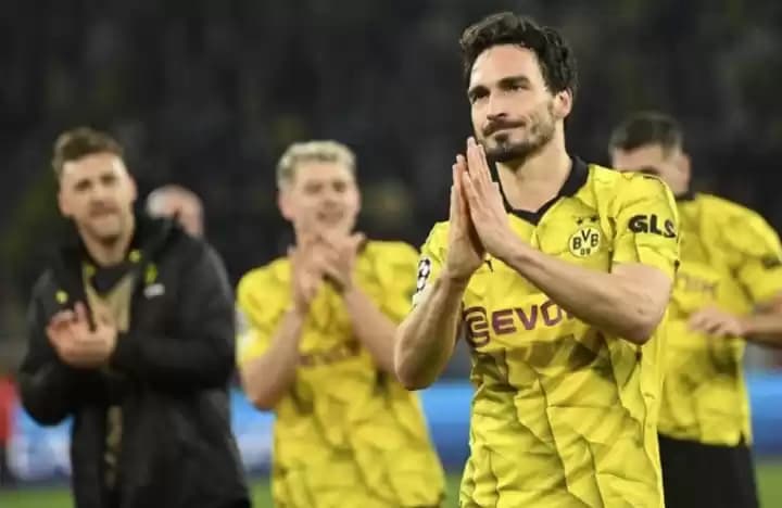 Pemain bertahan Borussia Dortmund Mats