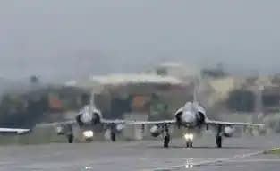 Pesawat Jet Tempur berada dilandasan