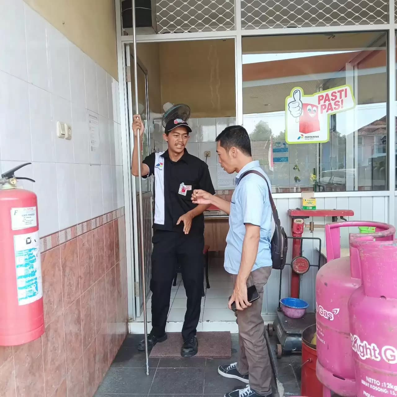 Petugas saat melakukan pemeriksaan di SPBU