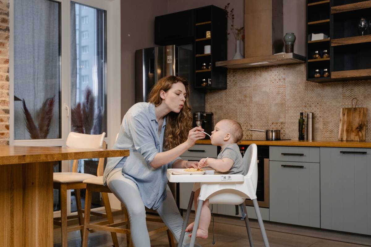 Makanan Padat Bayi? Berikut Waktu Pemberian yang Tepat