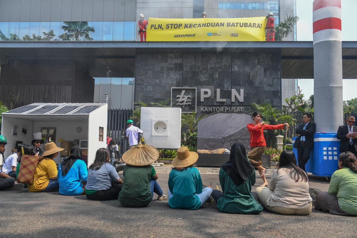 Greenpeace Minta PLN Tak Layani Nafsu Oligarki Batubara