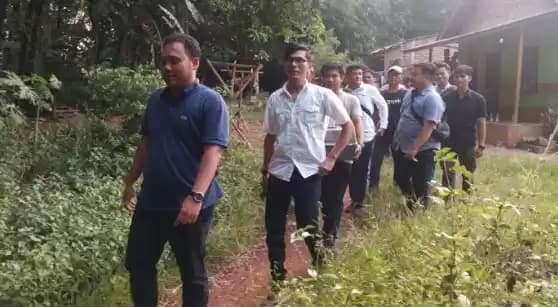 polisi geledah rumah pegi