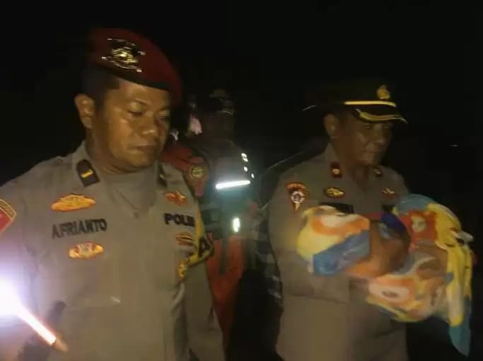 polisi gendong bayi