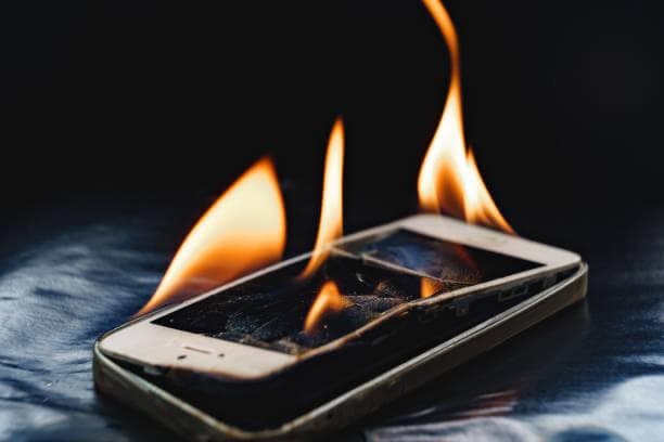 Anak 8 Tahun Tewas Setelah Ponselnya Meledak dan Terbakar