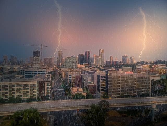Waspada, Hujan Petir Landa Jakarta Siang hingga Sore