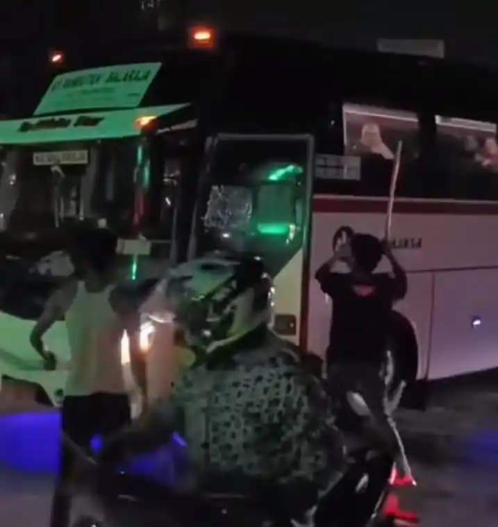 Preman Rusak Bus Primajasa