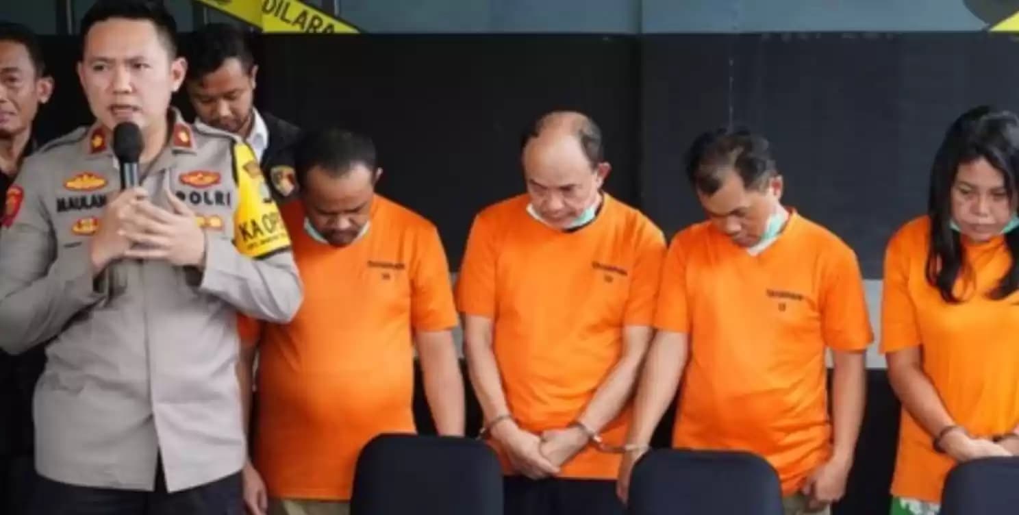 Profesor Kepala Botak Penipuan