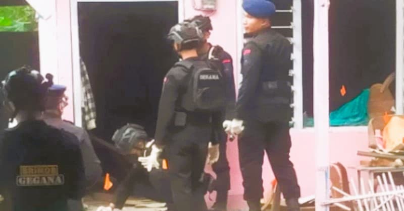 Tim Jihandak Brimob Polda Jatim Selidiki Kasus Ledakan di Rumah Ketua KPPS