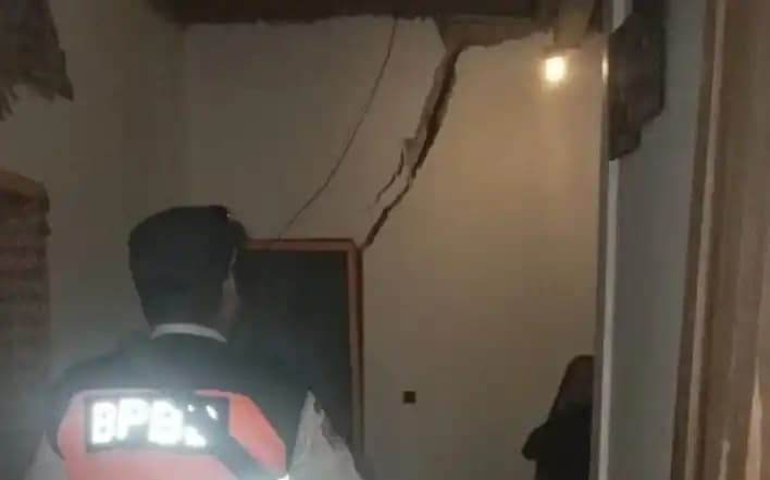 Rumah warga rusak akibat pergeseran tanah