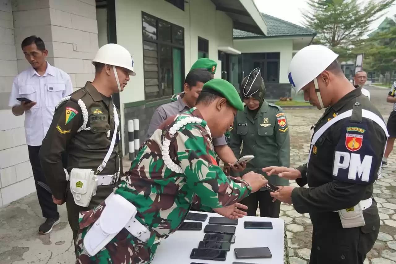 Saat cek HP anggota Korem Wijayakusuma