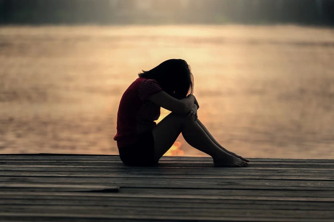 5 Zodiak yang Cenderung Menyembunyikan Emosinya