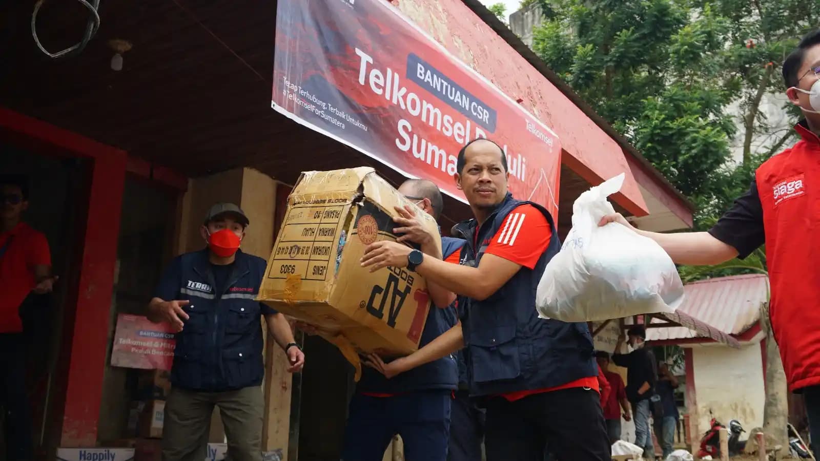 Telkomsel Salurkan Bantuan CSR Logistik