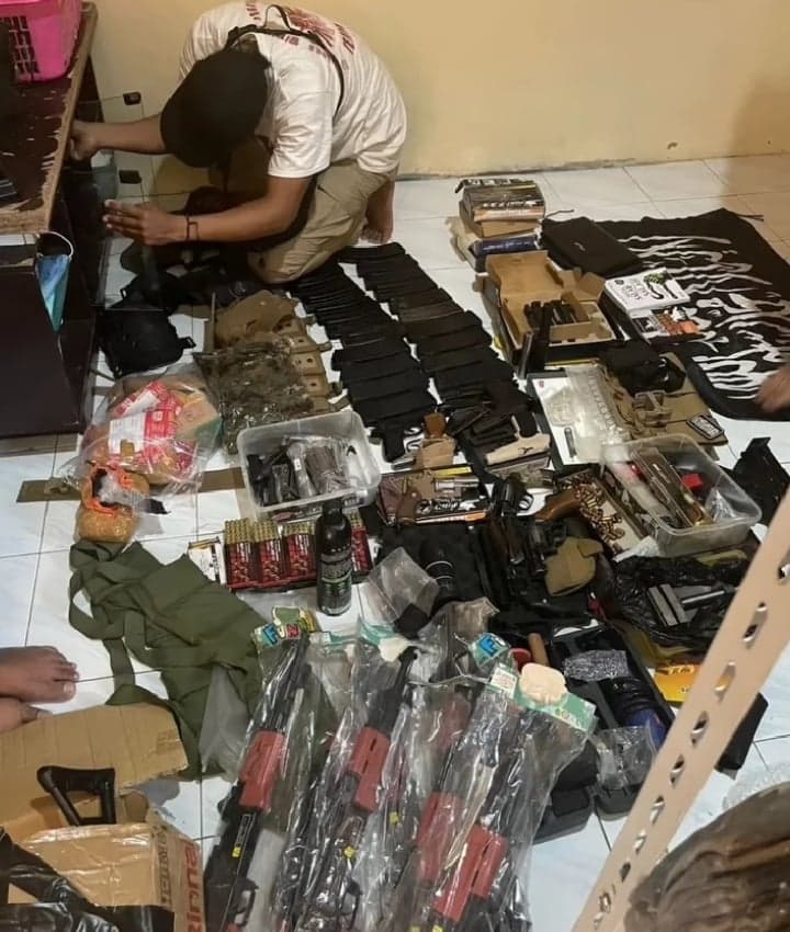 Penampakan Senpi Rakitan yang Disita Densus 88 Saat Geledah Rumah Pegawai BUMN