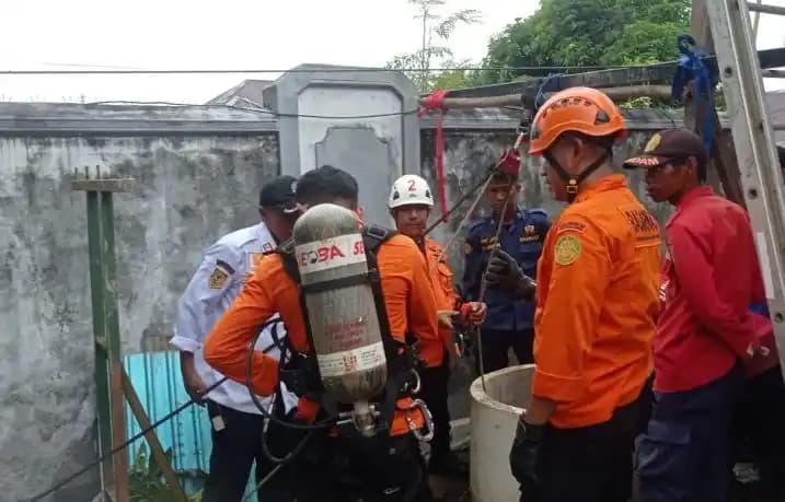 Tim SAR Gabungan saat mengevakuasi korban
