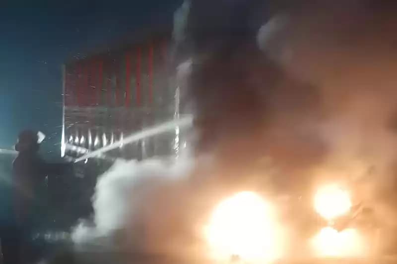 truk box terbakar