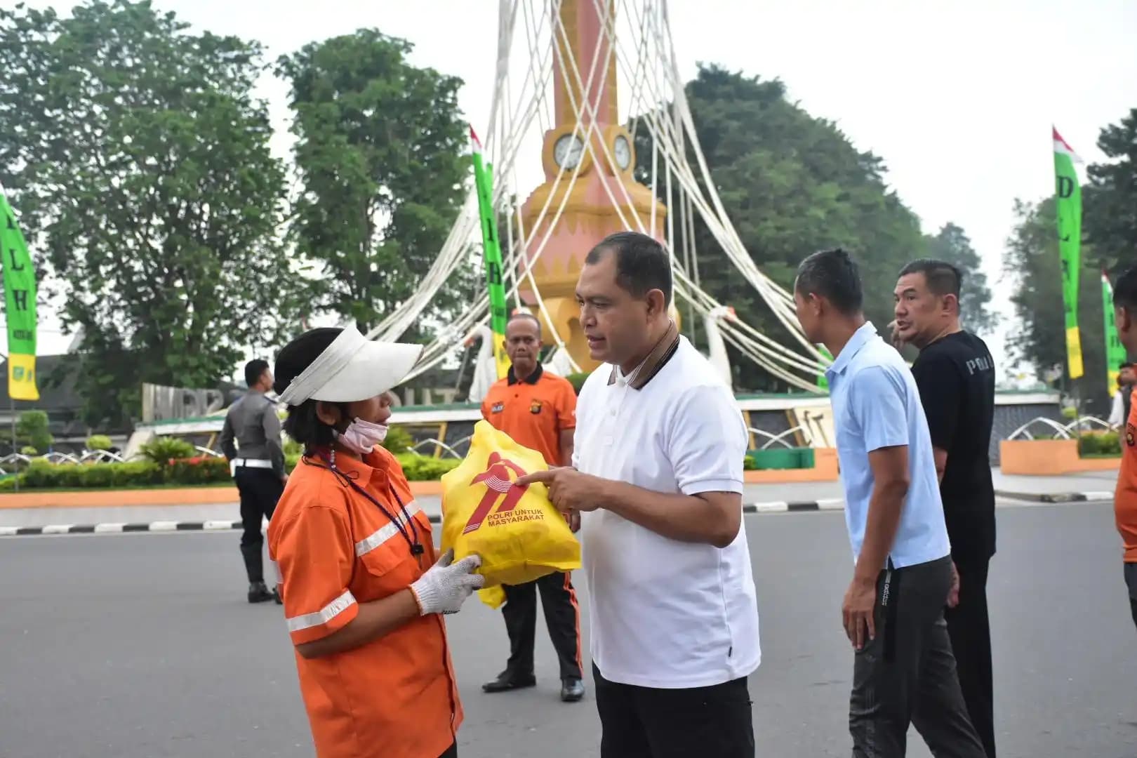 Wakapolda Jambi menyerahkan paket sembako
