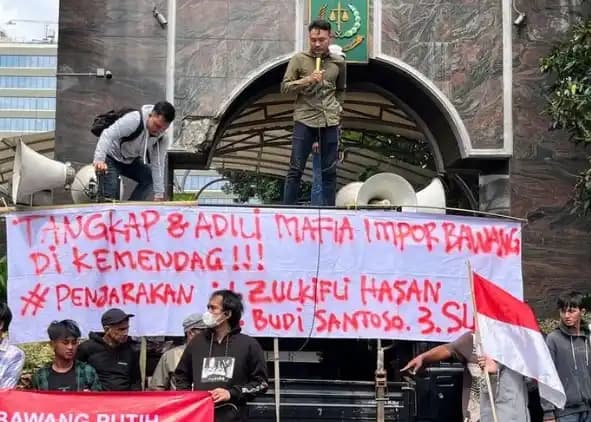 Zulhas Korupsi Impor Bawang Putih