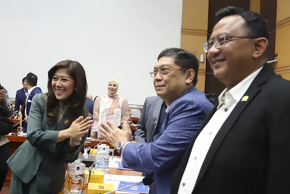 Menteri Komunikasi dan Digital (Menkomdigi) Meutya Hafid bersapa bersama Pimpinan anggota Komisi I. (Foto MI/Charles Ulag)
