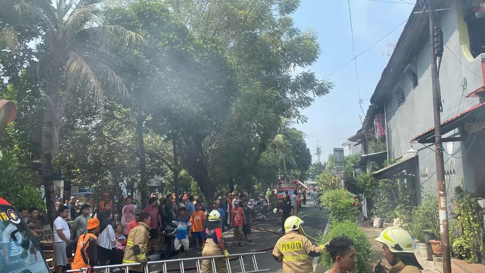 Warga sekitar berkumpul di titik aman