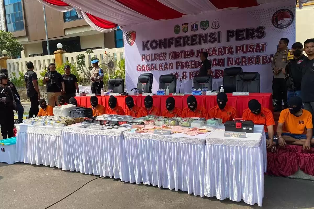 12 orang tersangka mafia narkoba 'pemain' dalam negeri dengan barang haram diimpor pakai kapal laut mendarat di oelabuhan tikus.