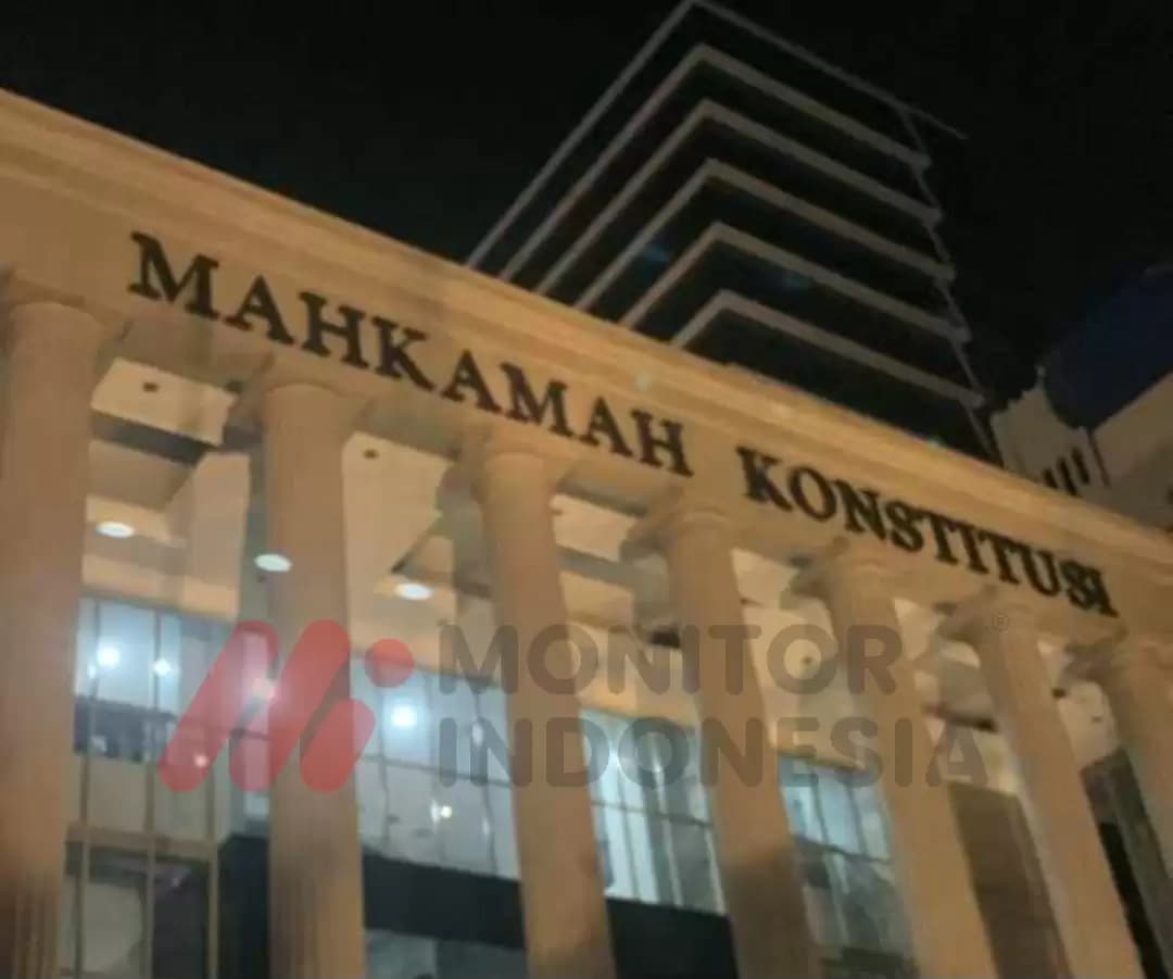 Menguji Yang Mulia Hakim MK