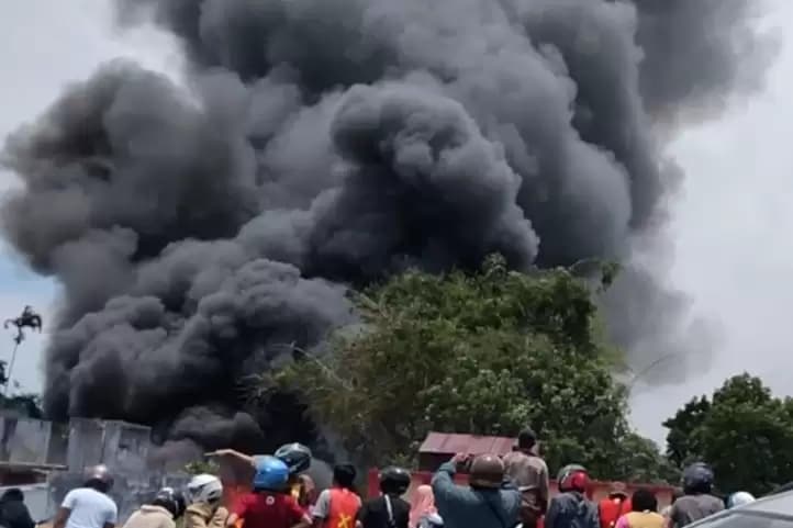 Delapan Mobil Damkar Padamkan Api di Pasar Aur Kuning Sumbar
