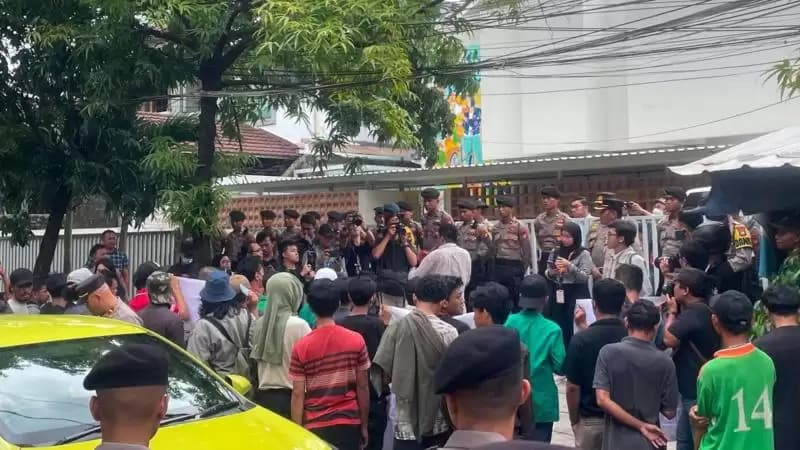Siapa di Balik Unjuk Rasa di Depan Kantor Lokataru, ICW dan Kontras?