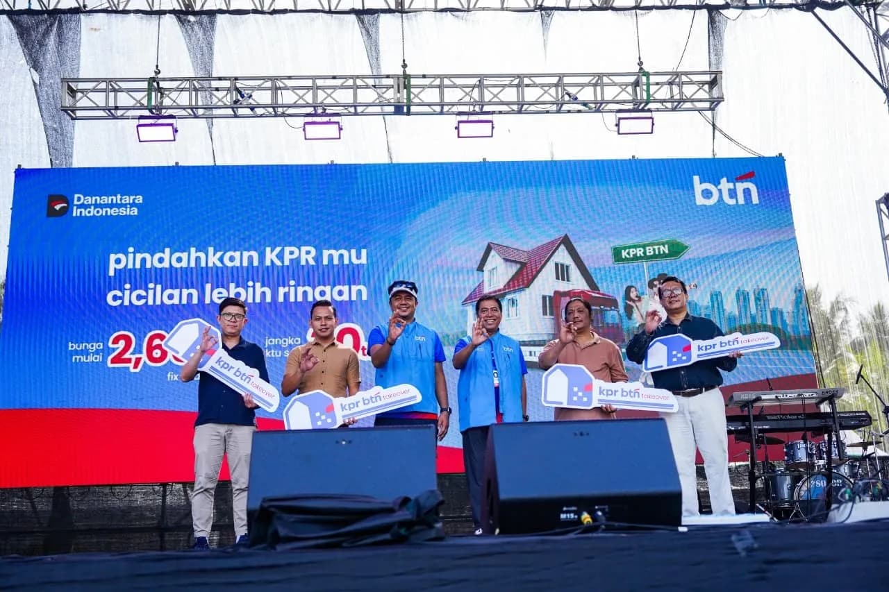Penyerahan mock up kunci rumah kepada debitur KPR BTN Take Over dalam rangkaian BTN Run 2026 for Charity di Beach City International Stadium (BCIS) Ancol, Jakarta (29/3/2026) (Foto: Dok BTN)