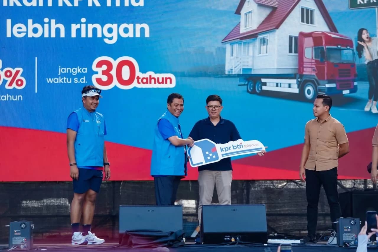 Penyerahan mock up kunci rumah kepada debitur KPR BTN Take Over