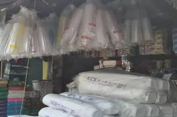 Harga Plastik Meroket! Pedagang Ikut Terpukul