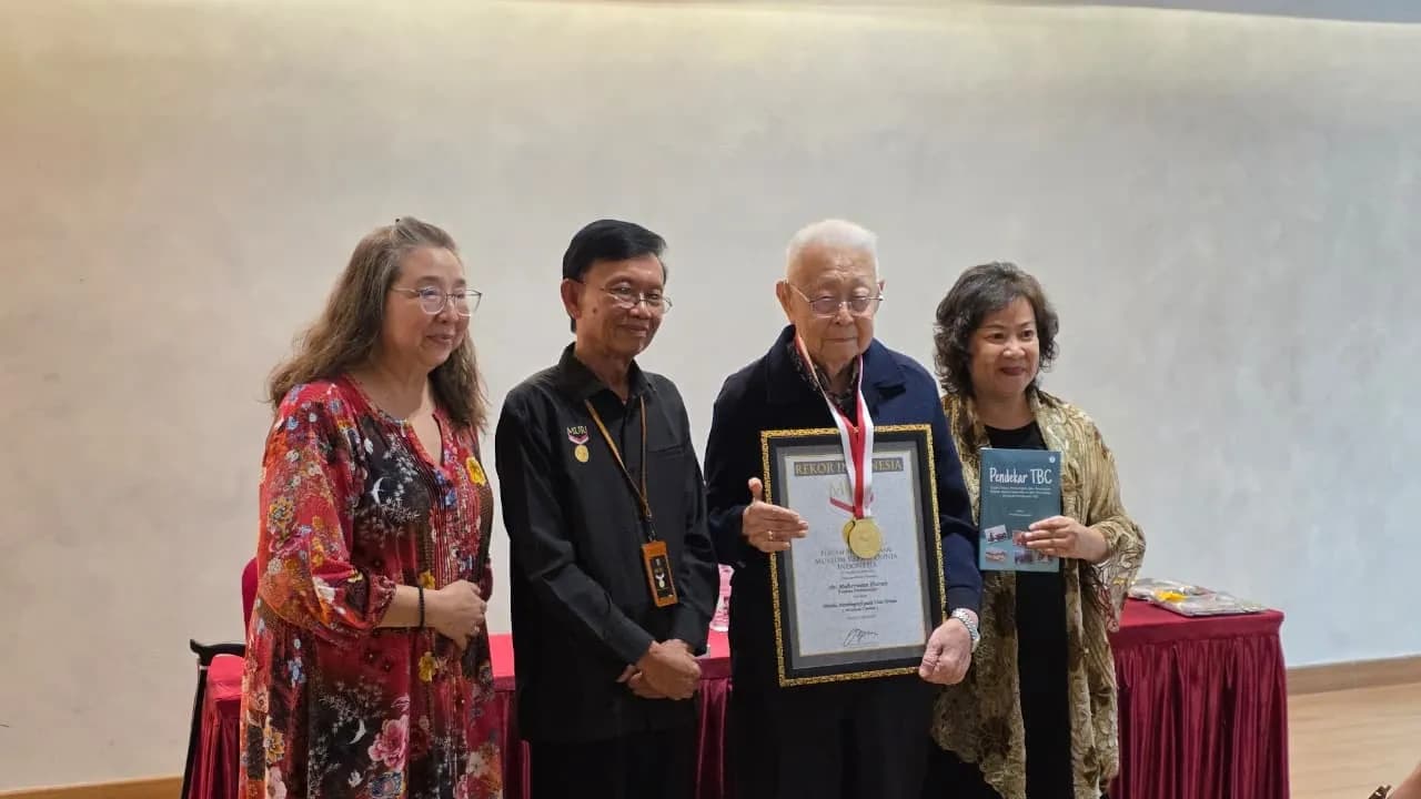 Penghargaan MURI untuk Dr. Muherman Harun atas bukunya Pendekar TBC menjadi simbol dedikasi panjang di dunia medis. Namun di balik kebanggaan itu, tersimpan duka mendalam—istri tercinta wafat sehari sebelum penyerahan, bahkan piagam penghargaan sempat diletakkan di depan peti jenazahnya.