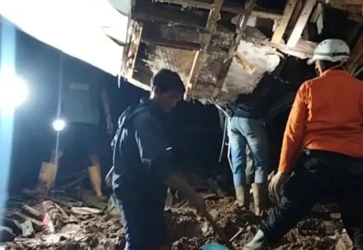 Longsor di Sumedang Timpa Dua Rumah, Satu Warga Tertimbun