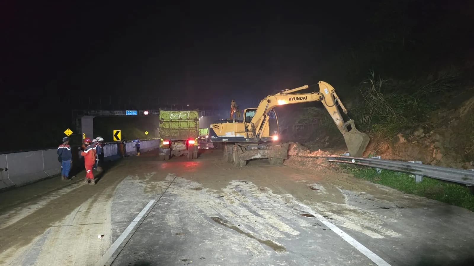 Kementerian PU Tangani Material Longsor di Tol Bocimi KM72