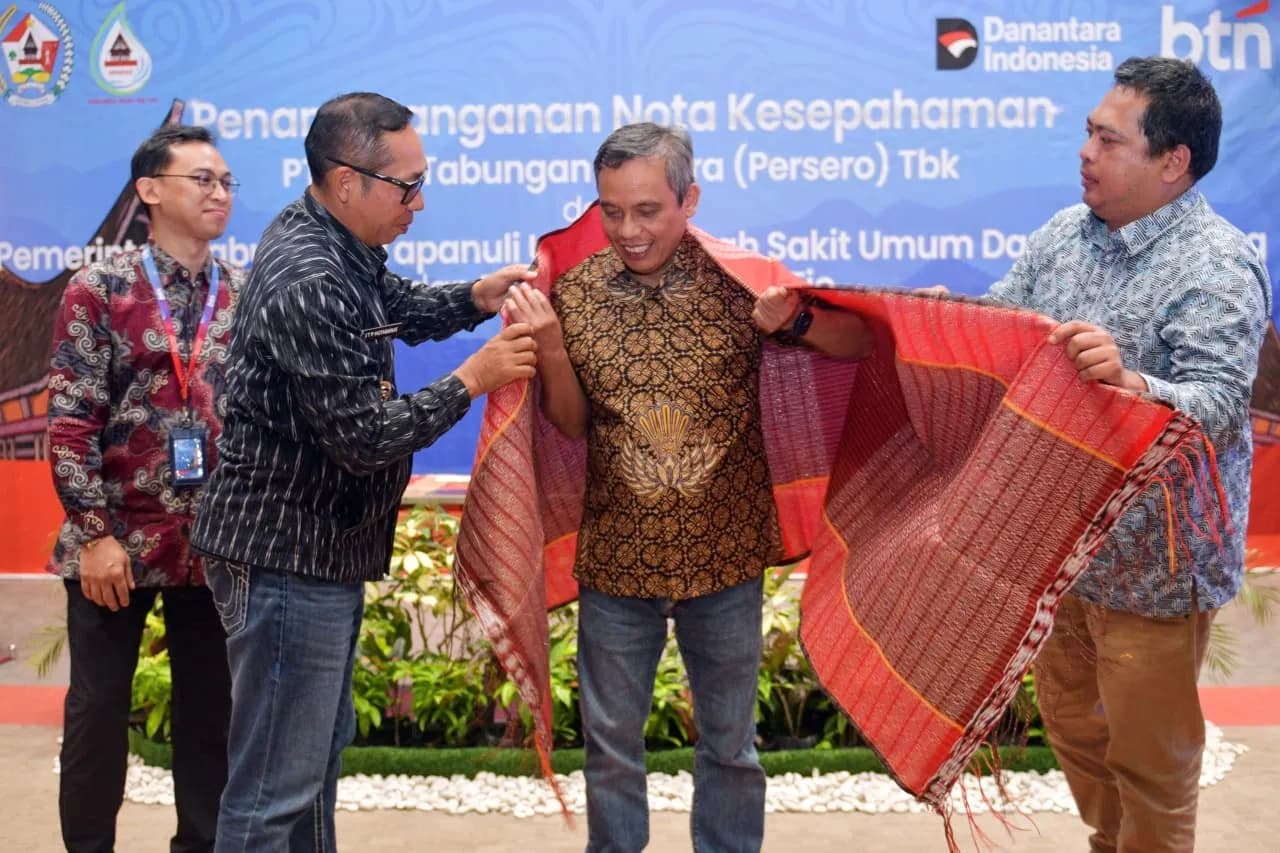 Direktur Utama BTN Nixon L.P. Napitupulu (dua dari kanan) Dipakaikan kain Ulos (Foto: BTN)