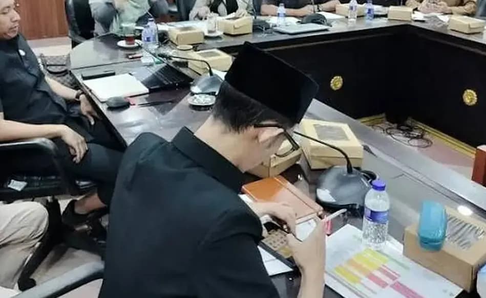 Main Gim dan Merokok saat Rapat, Anggota DPRD Jember Terancam Sanksi