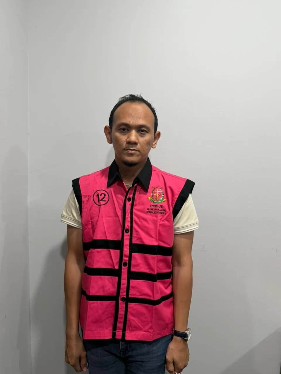 Kejaksaan Agung menetapkan pemilik PT CBU berinisial MJE sebagai tersangka dugaan korupsi pengelolaan tambang PT AKT di Murung Raya, Kalimantan Tengah. MJE diduga bersama pihak PT AKT menggunakan dokumen verifikasi tidak benar untuk meloloskan ekspor batu bara ilegal, padahal izin tambang perusahaan tersebut telah dicabut sejak 2017. Penyidik menyita ribuan dokumen dan barang bukti elektronik sebelum akhirnya menahan MJE di Rutan Salemba Cabang Kejari Jakarta Selatan selama 20 hari ke depan, Kamis (14/5/2026) (Foto: Dok MI)