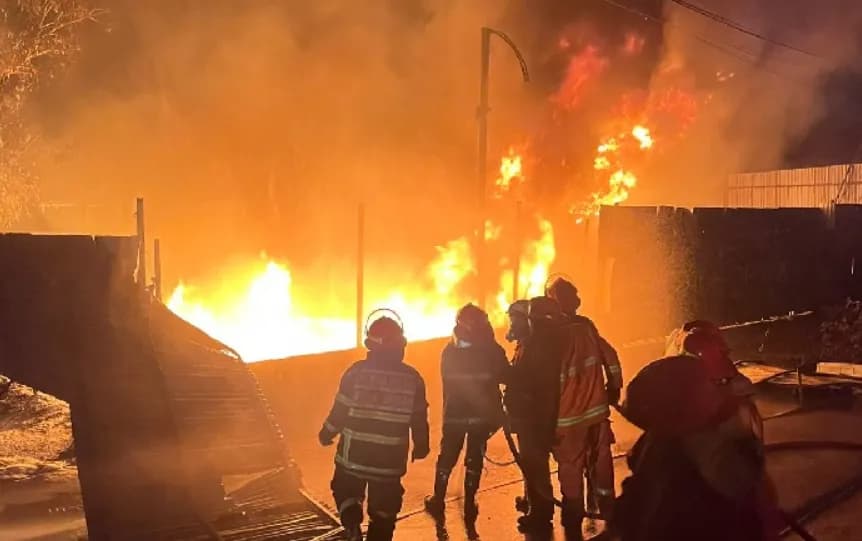 Gudang BBM di Kota Jambi Terbakar Hebat, 5 Kendaraan Hangus
