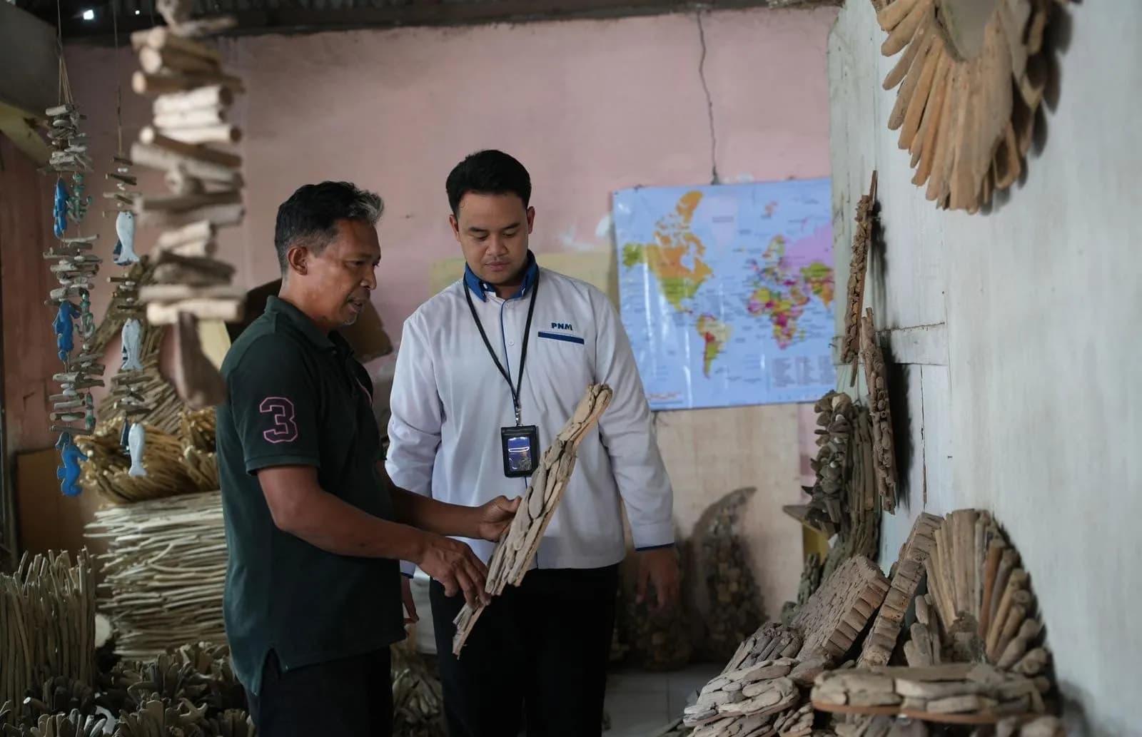 Dari Limbah Pantai ke Pasar Ekspor, Wayan Sulap Kayu Laut Jadi Kerajinan Bernilai Tinggi