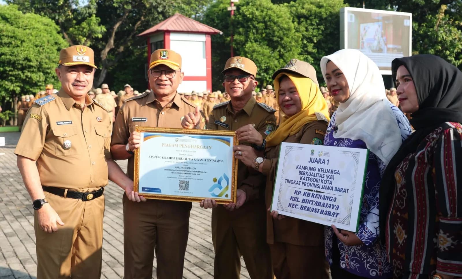 PLH Wali Kota Bekasi Beri Penghargaan Atlet Savate dan Kampung Keluarga Berkualitas