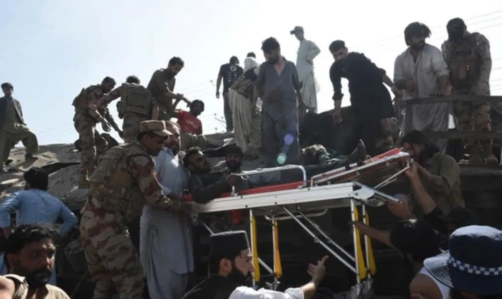 Kereta di Pakistan jadi Sasaran Bom Bunuh Diri, 24 Orang Tewas