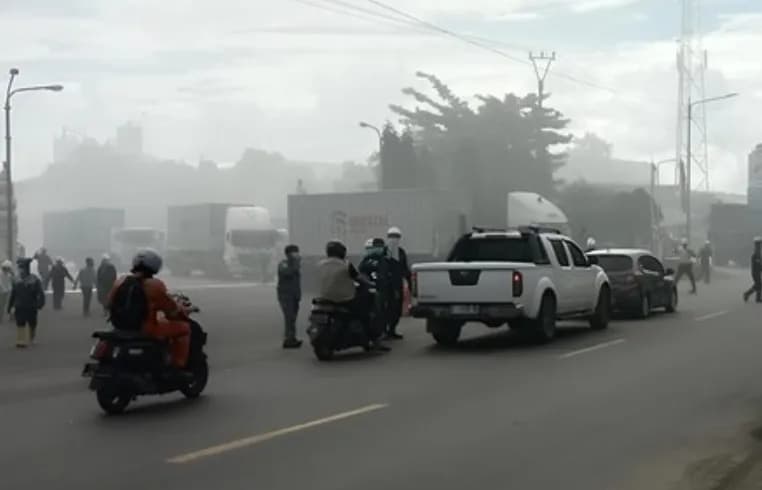 Pabrik Kimia di Cilegon Meledak, Asap Putih dan Bau Menyengat Menyebar ke Jalanan