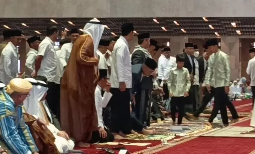 Gibran dan Jan Ethes Salat Idul Adha di Masjid Istiqlal